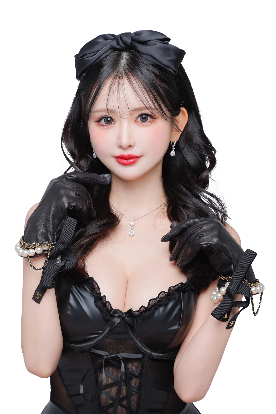 黒いリボンと衣装をまとい両手を顔のそばに添えるプロデューサー桜りの