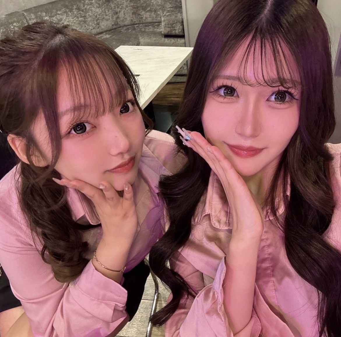 ピンクのシャツを着たROZEのスタッフ2人